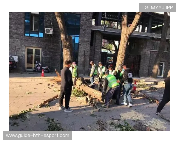 高空作业遇大风，东莞工人被吹来回晃动，高空作业突遇大风